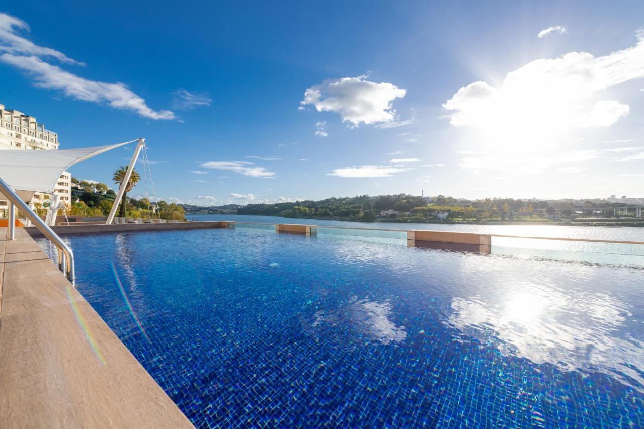 Pestana Douro Riverside - Preferred Hotels & Resorts, Lifestyle Valbom  Exteriör bild Infinity pool at the resort