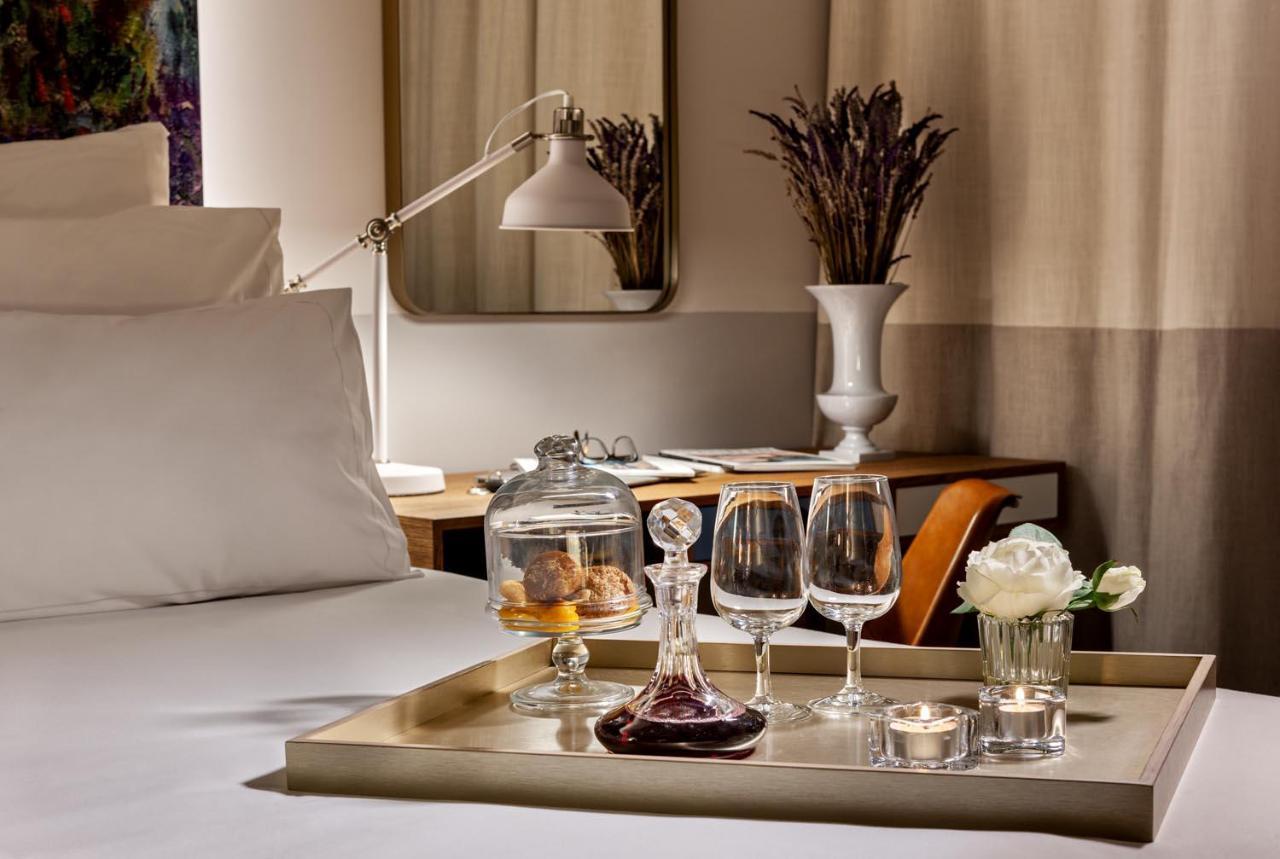 Pestana Douro Riverside - Preferred Hotels & Resorts, Lifestyle Valbom  Exteriör bild A tray with a decanter, wine glasses, and a candle holder